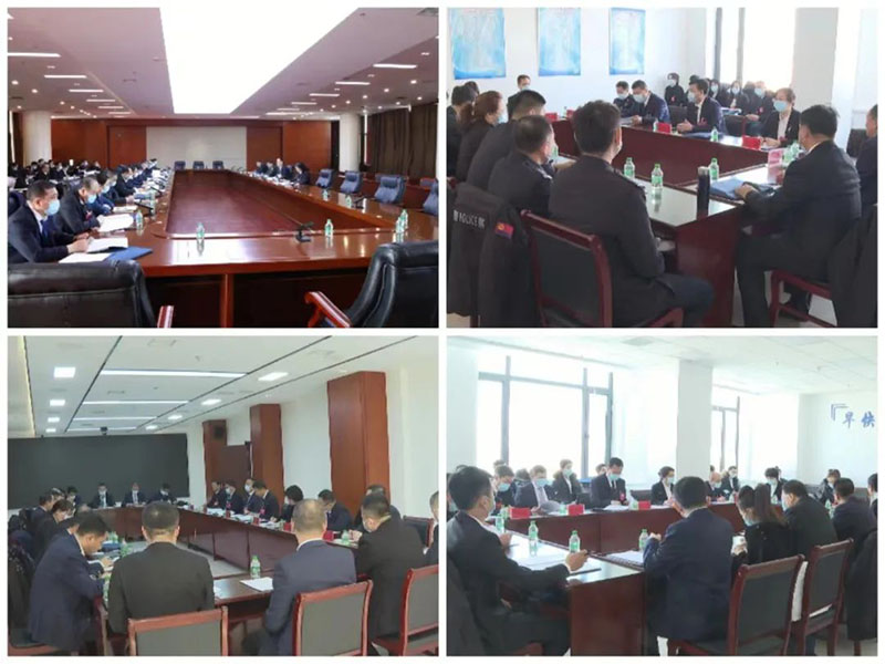 参加政协庆安县第十四届委员会第三次会议的政协委员进行分组讨论