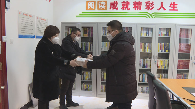 县文化广电和旅游局举办图书馆分馆送书挂牌活动